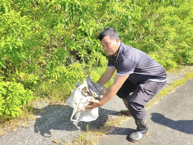เจ้าหน้าที่เทศบาลตำบลราชกรูดเข้าร่วมกิจกรรมจิตอาสาพัฒนาเนื่องในวันชาติและวันพ่อแห่งชาติ