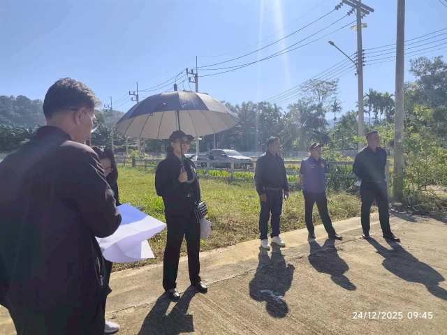 นายกเทศมนตรีตำบลราชกรูดพร้อมด้วยชำนาญงาน ลงพื้นที่ตรวจสอบสาธารณูปโภค โครงการจัดสรรที่ดิน